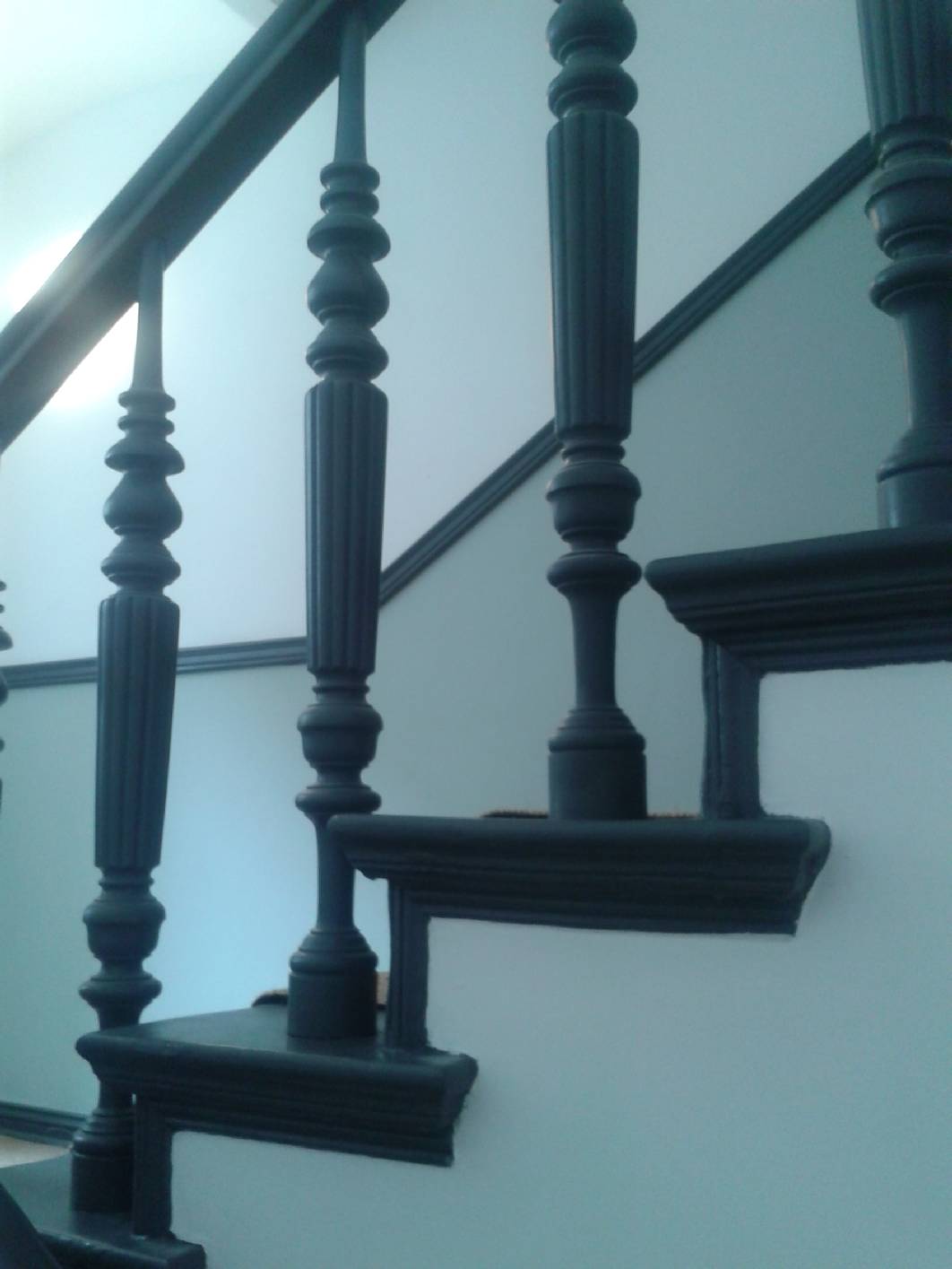 In Treppenhaus Pappelallee (Berlin – Prenzlauer Berg) haben wir Malerarbeiten und die Panelleiste mit angebracht. Das Treppenhaus stammt ursprünglich aus der Gründerzeit. Es ist mein Ziel ein Treppenhaus als gesamtes Konzept incl. Malerarbeiten, Holzarbeiten (z. Bsp. Paneelleiste), Fußboden, Gestaltung, Restaurierung (Deckenmalerei, Marmorimitation, Marmorierung, Marmormalerei) anzubieten. Hierfür habe ich meine Maler geschult.